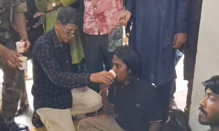 ৫৩ ঘণ্টা পর উপাচার্যের আশ্বাসে অনশন ভাঙলেন চবির ৯ শিক্ষার্থী