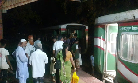 বামনডাঙ্গায় ট্রেনের হুক ছিঁড়ে বুড়িমারী এক্সপ্রেসের বগি বিচ্ছিন্ন