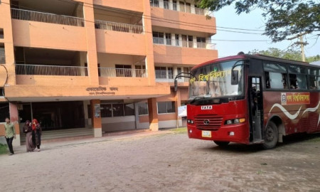 গণ বিশ্ববিদ্যালয়ে প্রথমবার পরিবহন সেবা চালু, ভাড়া নিয়ে ক্ষোভ শিক্ষার্থীদের