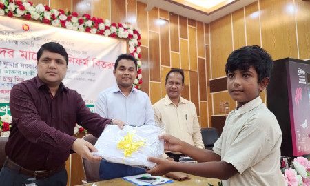 বিনামূল্যে স্কুলড্রেস পেল দেড় হাজার শিক্ষার্থী