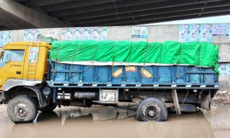 ১২ কিলোমিটার পথ পাড়ি দিতে আড়াই ঘণ্টা, ভোগান্তিতে যাত্রীরা