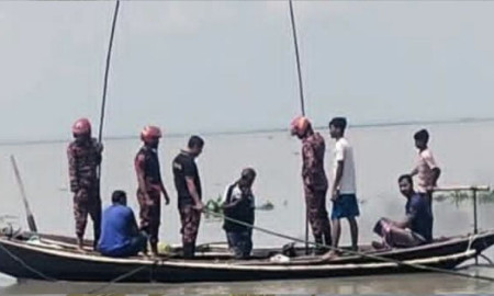 নদীতে পড়ে যাওয়া ছেলেকে বাঁচাতে গিয়ে মা নিখোঁজ