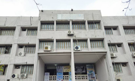 খুলনা বিশ্ববিদ্যালয়ে সংস্কারকৃত ভবনের দেয়ালে ফাটল, মান নিয়ে প্রশ্ন