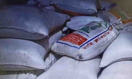 কাজিপুরে ব্যবসায়ীর গুদাম থেকে সরকারি চাল জব্দ