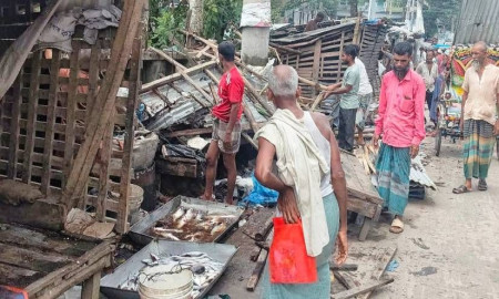 ঝালকাঠি শহরে অবৈধ স্থাপনা উচ্ছেদে পৌরসভার অভিযান