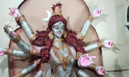 নাটোরে নজর কাড়ছে সোনালি পাট দিয়ে তৈরি দুর্গার প্রতিমা