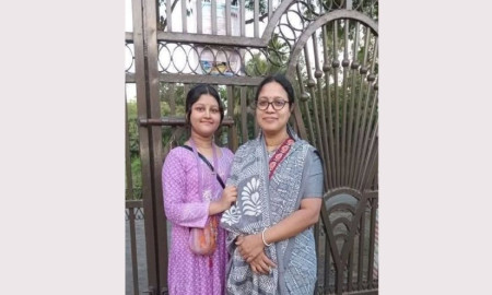 পূজার ছুটিতে বাড়ি যাওয়া হলো না মা-মেয়ের; সড়কে ঝড়লো প্রাণ