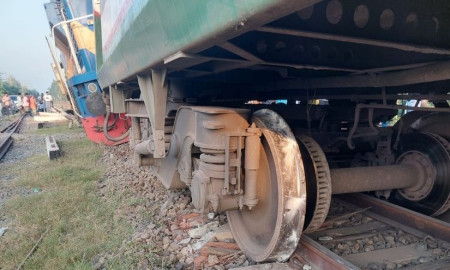 ভাঙ্গুড়ায় পঞ্চগড় এক্সপ্রেস লাইনচ্যুত, ঢাকার সঙ্গে উত্তরবঙ্গের রেল যোগাযোগ বন্ধ