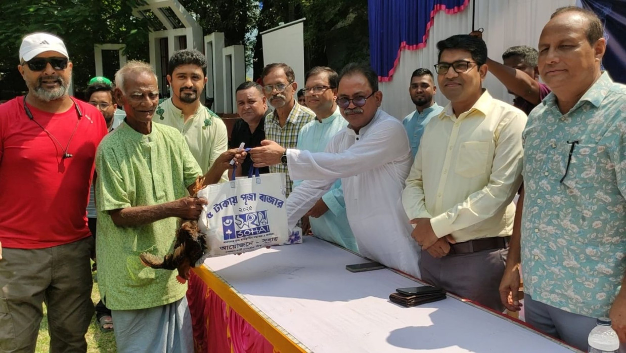 খাদ্য সামগ্রী বিতরণ করছে স্বেচ্ছাসেবী সংগঠন ‘সহায়’