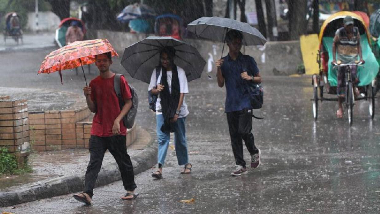 রাজধানীতে টানা বৃষ্টিতে জনজীবন বিপর্যস্ত