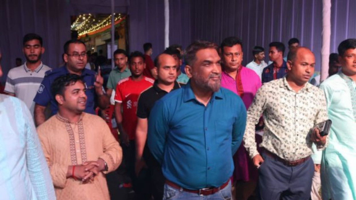 পূজা মণ্ডপ ঘুরে দেখছেন চট্টগ্রাম জেলার পুলিশ সুপার (এসপি) মো. সাইফুল ইসলাম সানতু
