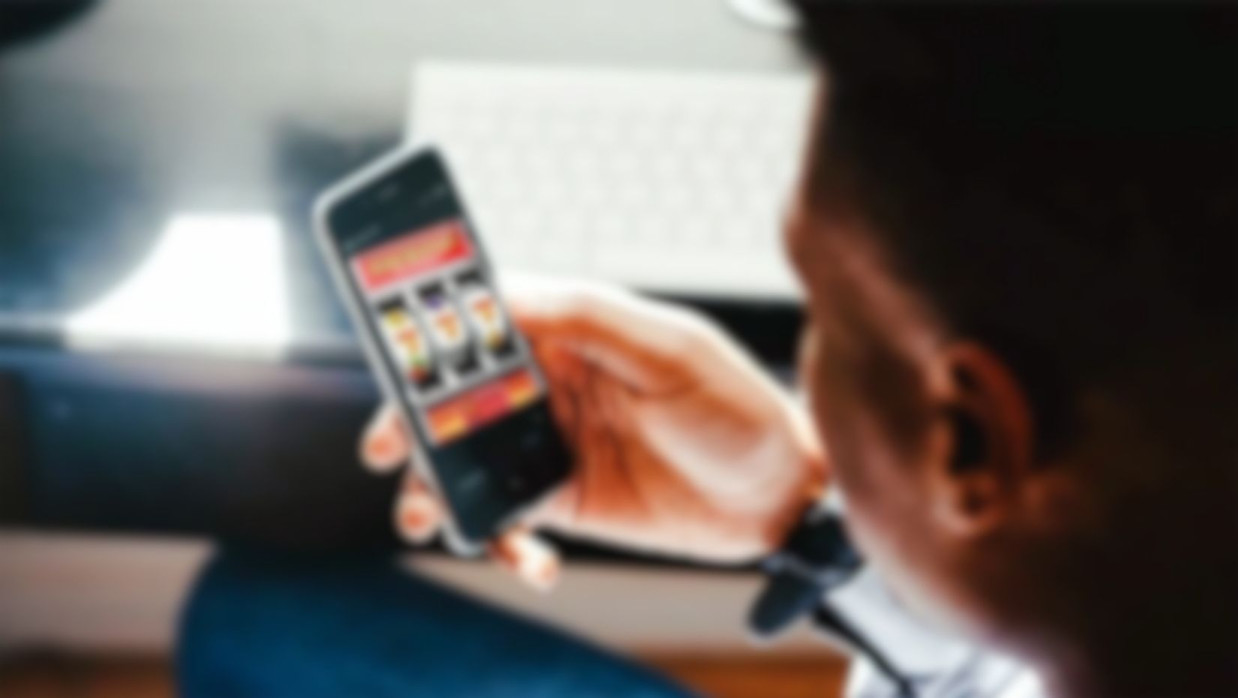 এক ক্লিকে লাখ টাকা জেতার স্বপ্নে নিঃস্ব হাজারো তরুণ