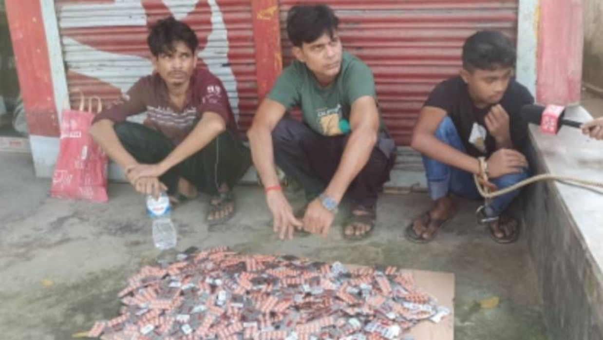 ট্যাপেন্টাডল ট্যাবলেটসহ আটক তিনজন