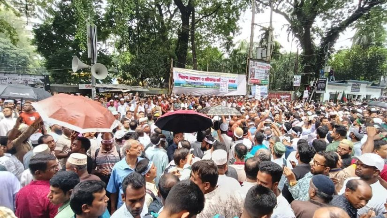 প্রেস ক্লাবের সামনে শিক্ষকদের আন্দোলন