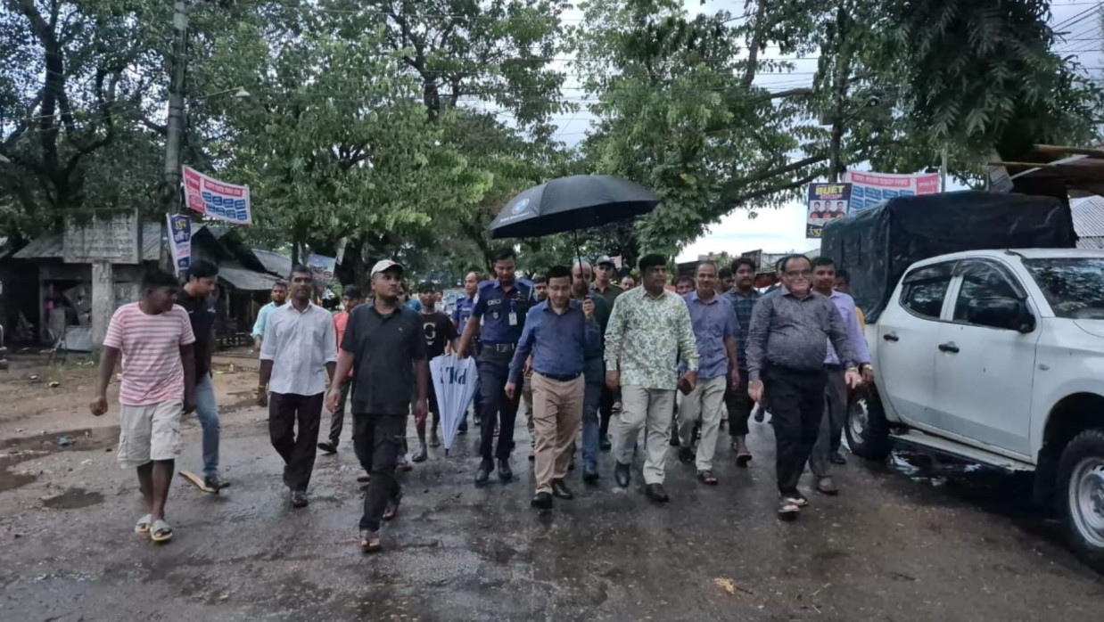 সহিংসতায় ক্ষতিগ্রস্ত স্বনির্ভর এলাকা পরিদর্শনে জেলা প্রশাসক