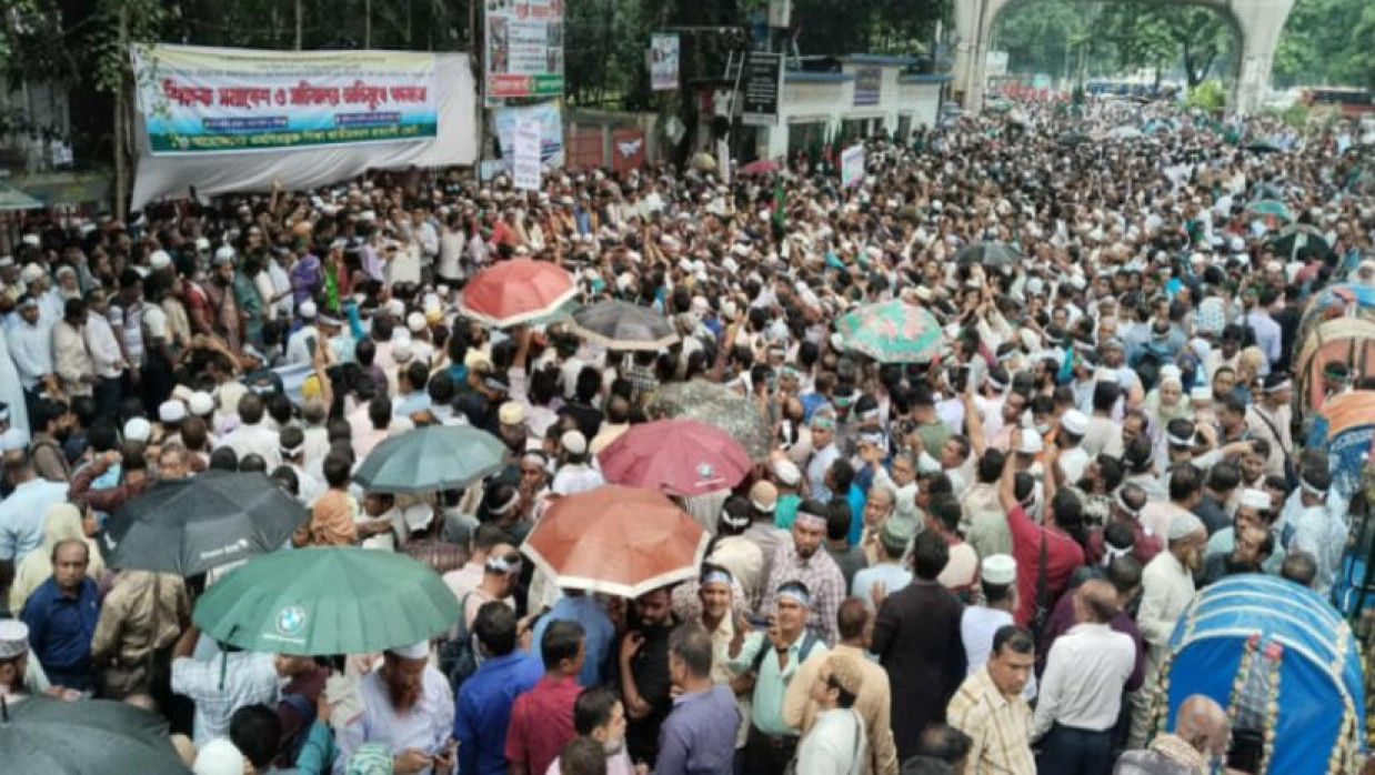 প্রেস ক্লাবের সামনে শিক্ষকদের অবস্থান