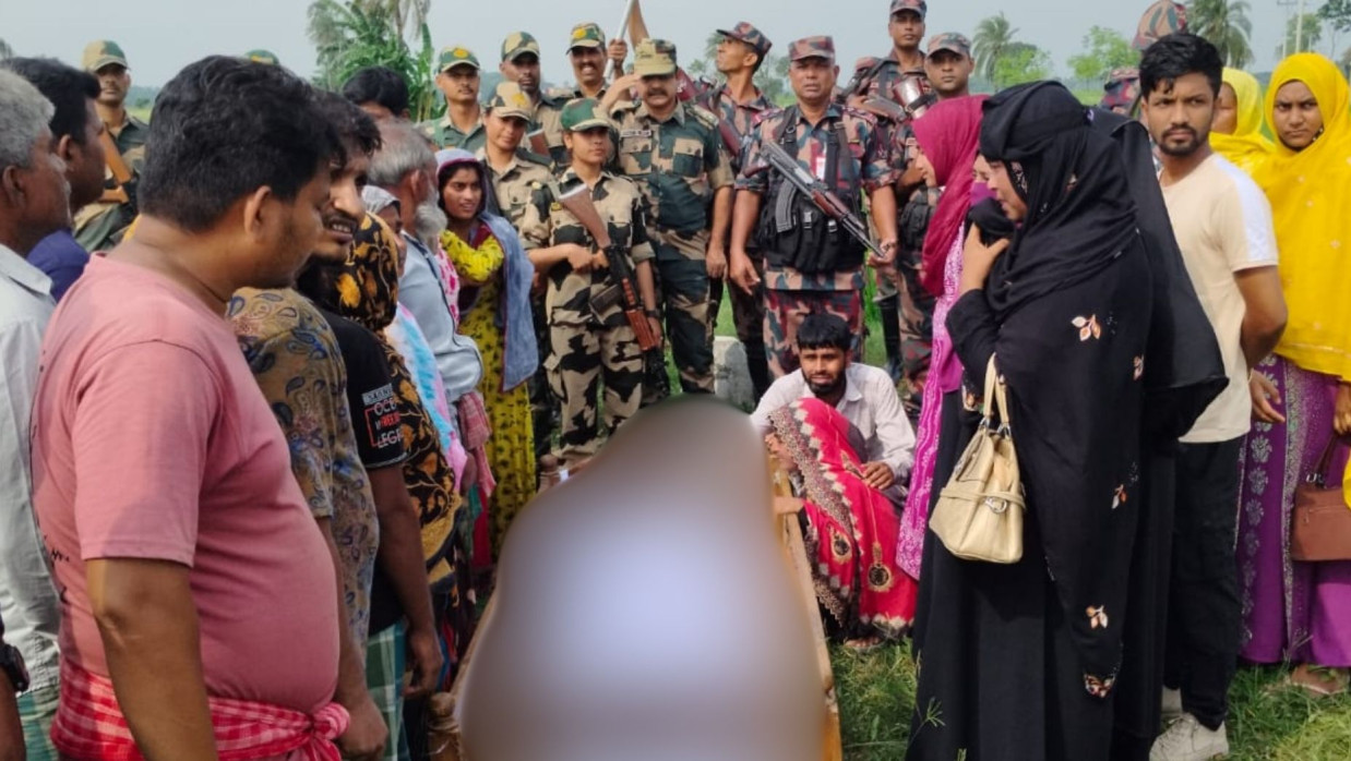 সীমান্তের শূন্যরেখায় বৃদ্ধের লাশ দেখছেন স্বজনরা 