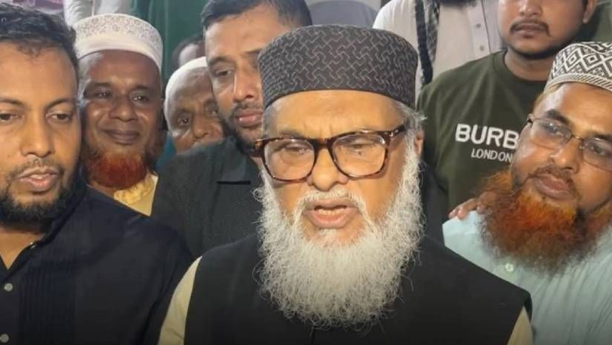 সাংবাদিকদের প্রশ্নের জবাব দিচ্ছেন ধর্ম উপদেষ্টা ড. আ ফ ম খালিদ হোসেন