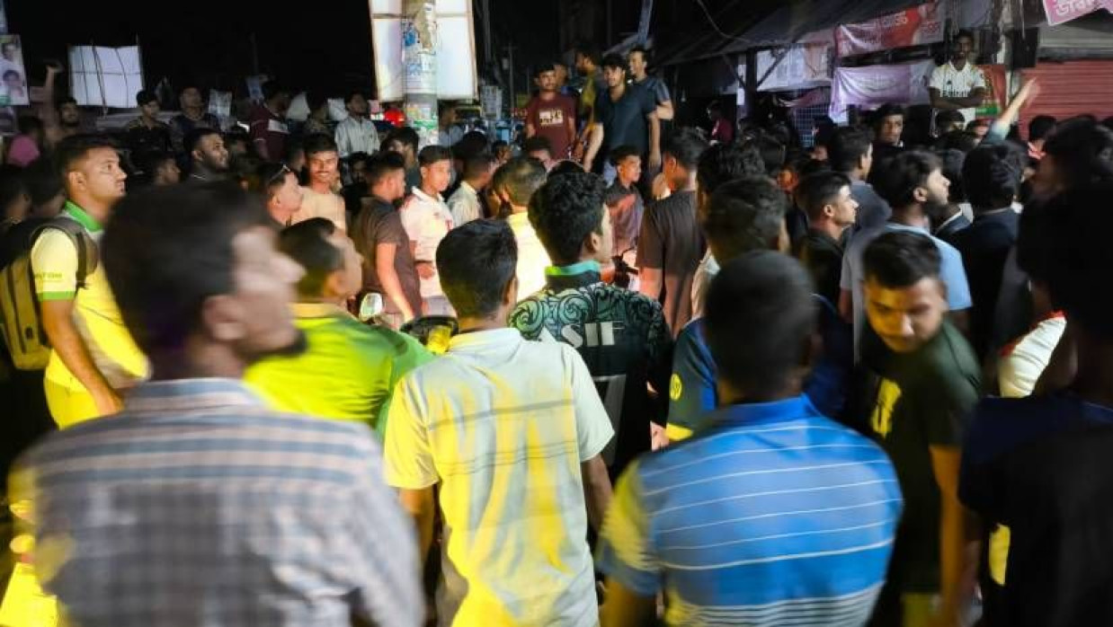 শরিফপুরে জামালপুর-ময়মনসিংহ মহাসড়ক অবরোধ করেছেন স্থানীয় লোকজন