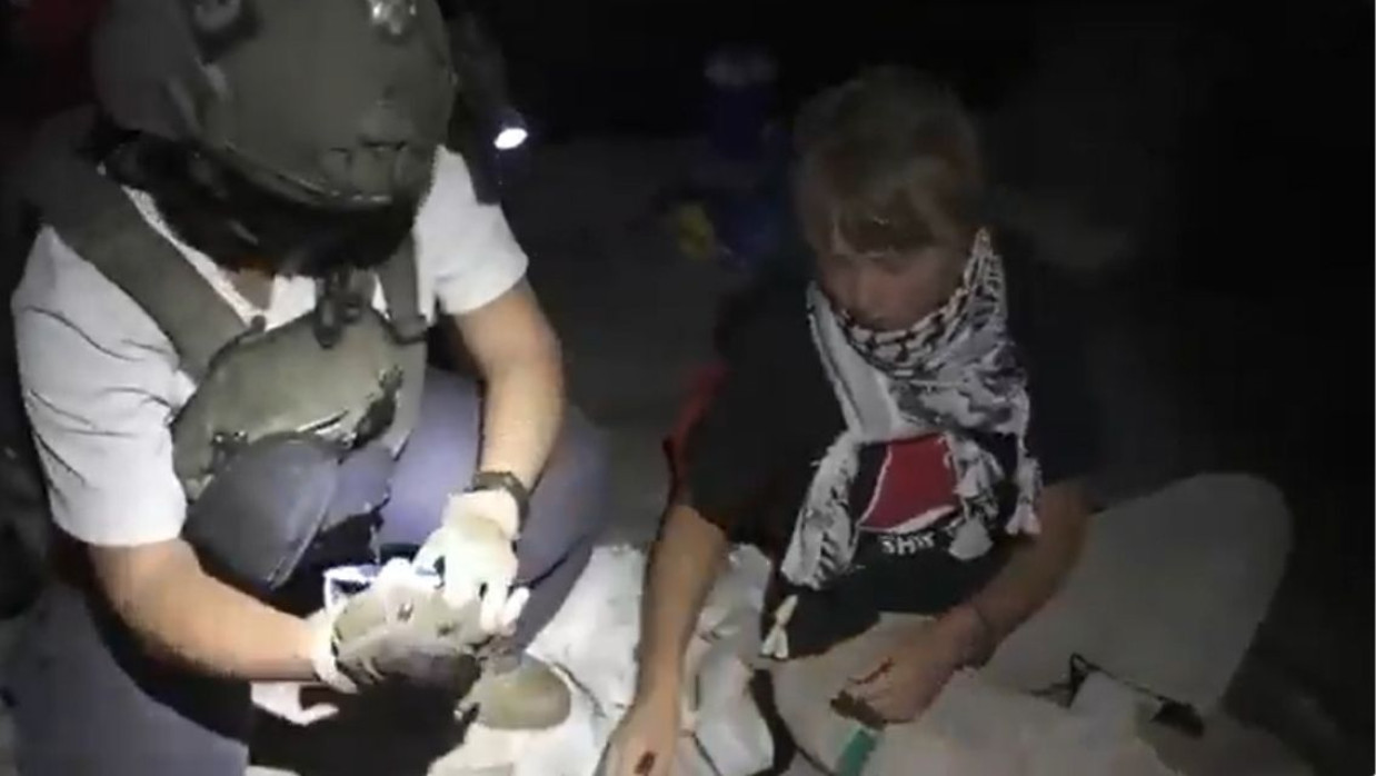 গ্রেটা থুনবার্গকে আটকের পর তাকে তল্লাশি করা হচ্ছে