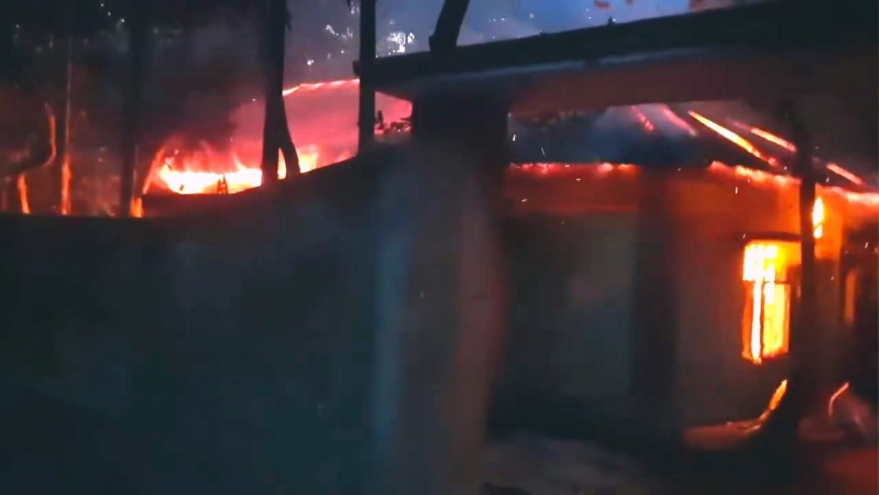 আগুনে জ্বলছে নাসিমা বেগমের বসতঘর