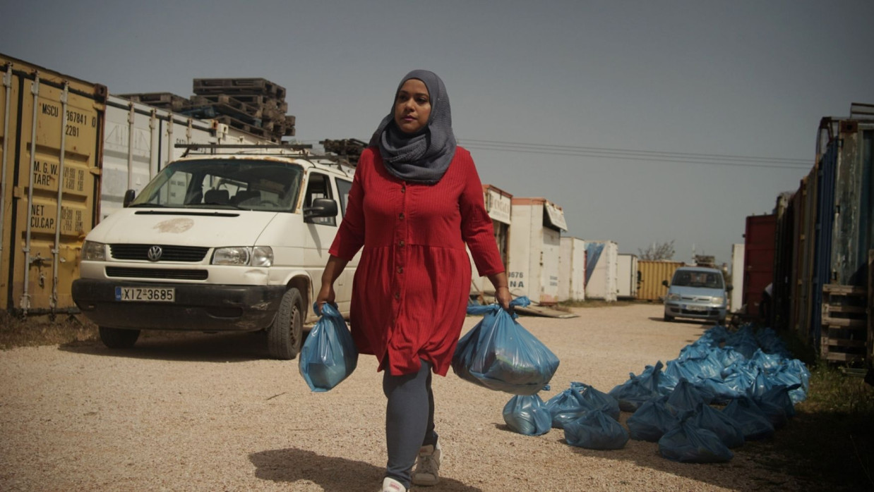 ত্রাণ হাতে রুহি লোরেন আখতার