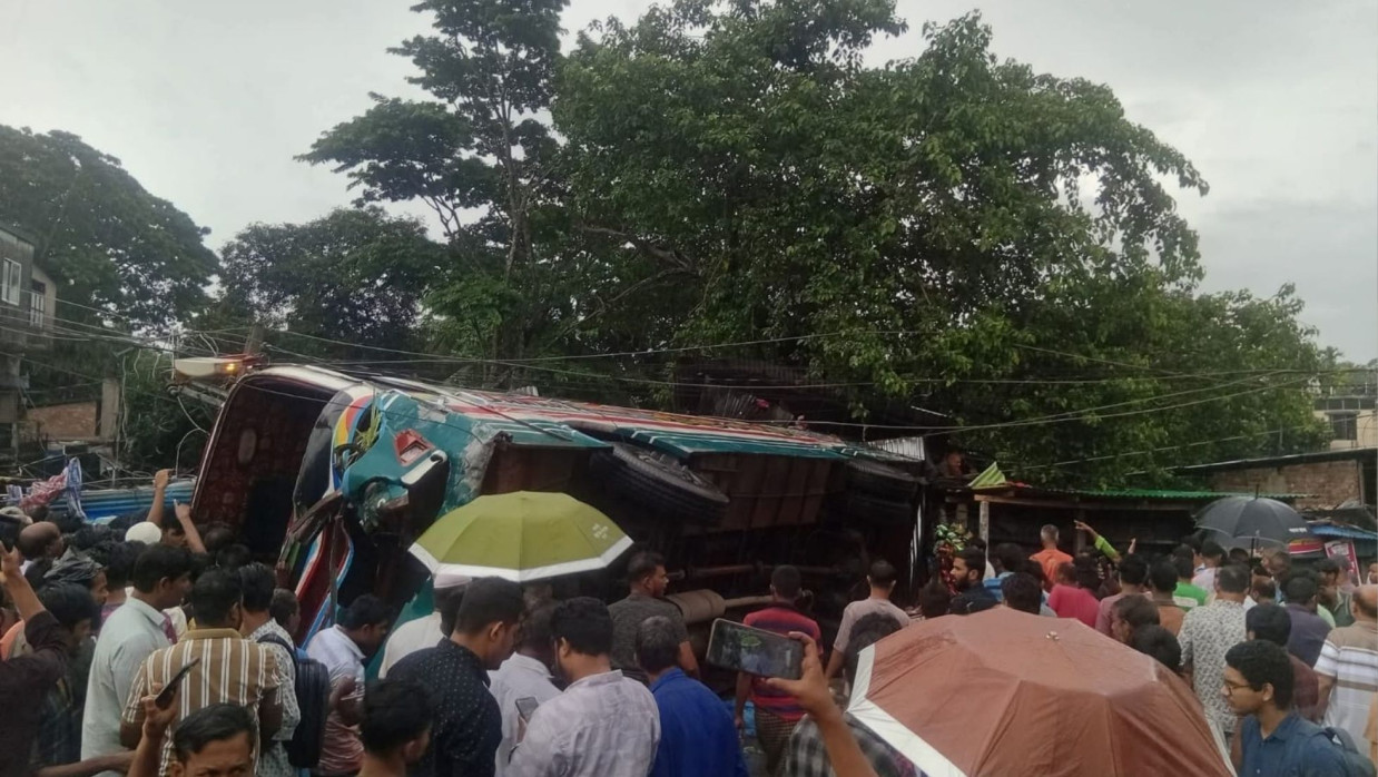বাস উল্টে ঢুকে পড়ল দোকানে