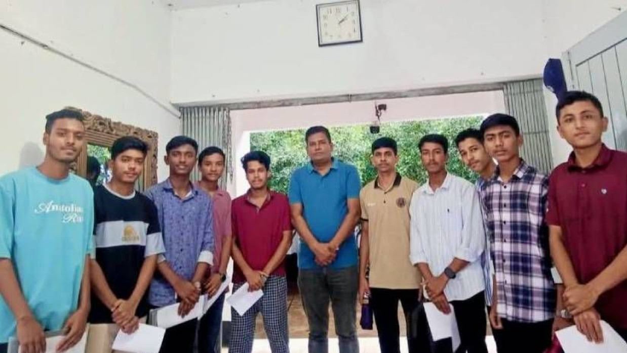 মিরসরাই থানার ভারপ্রাপ্ত কর্মকর্তার সঙ্গে চাকরিপ্রাপ্ত ১গ তরুণ