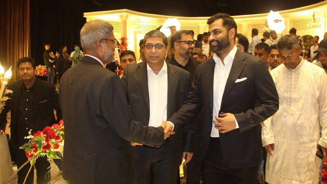 অতিথিদের সঙ্গে তামিম 