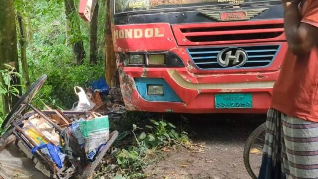 বাসের ধাক্কায় দুমড়ে-মুচড়ে যাওয়া ভ্যান