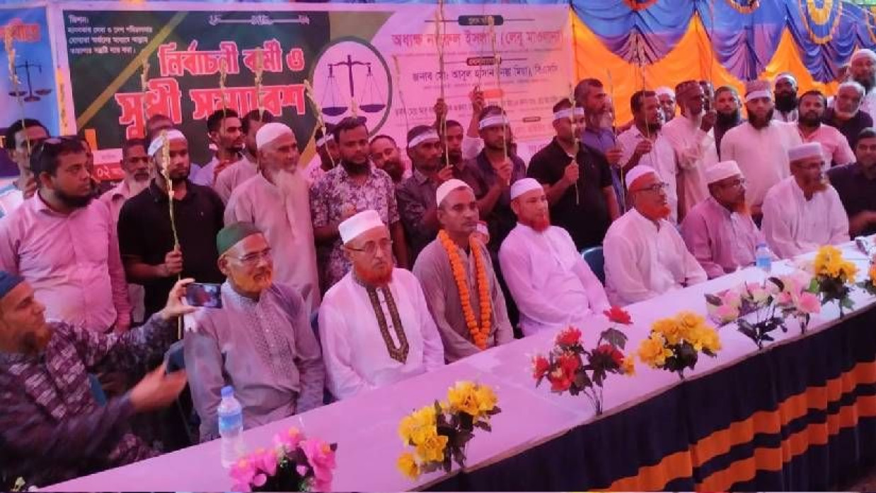 জামায়াতের পক্ষ থেকে যোগদানকৃতদের ফুলের মালা পরিয়ে বরণ করে নেওয়া হয়