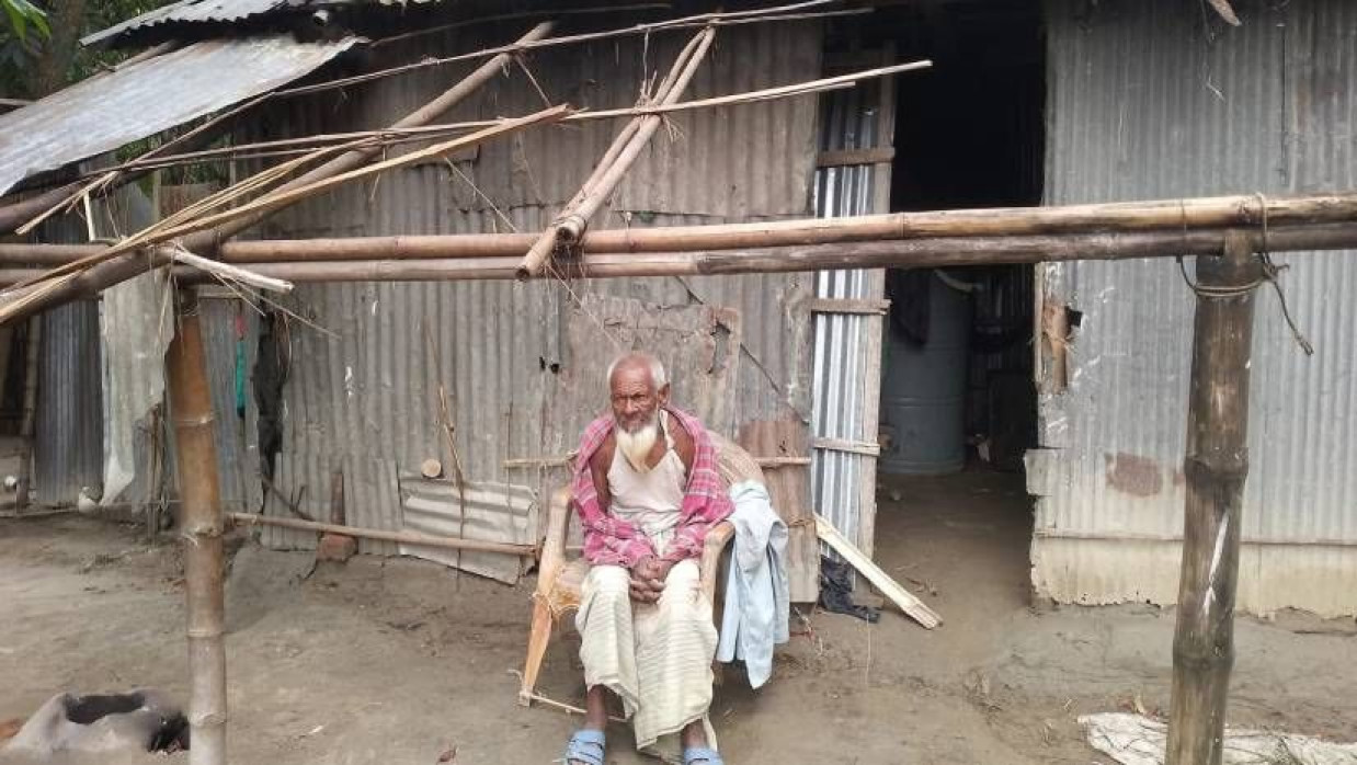 ভাঙাচোরা ঘরের সামনে বসে আছেন বৃদ্ধ মতিয়ার রহমা