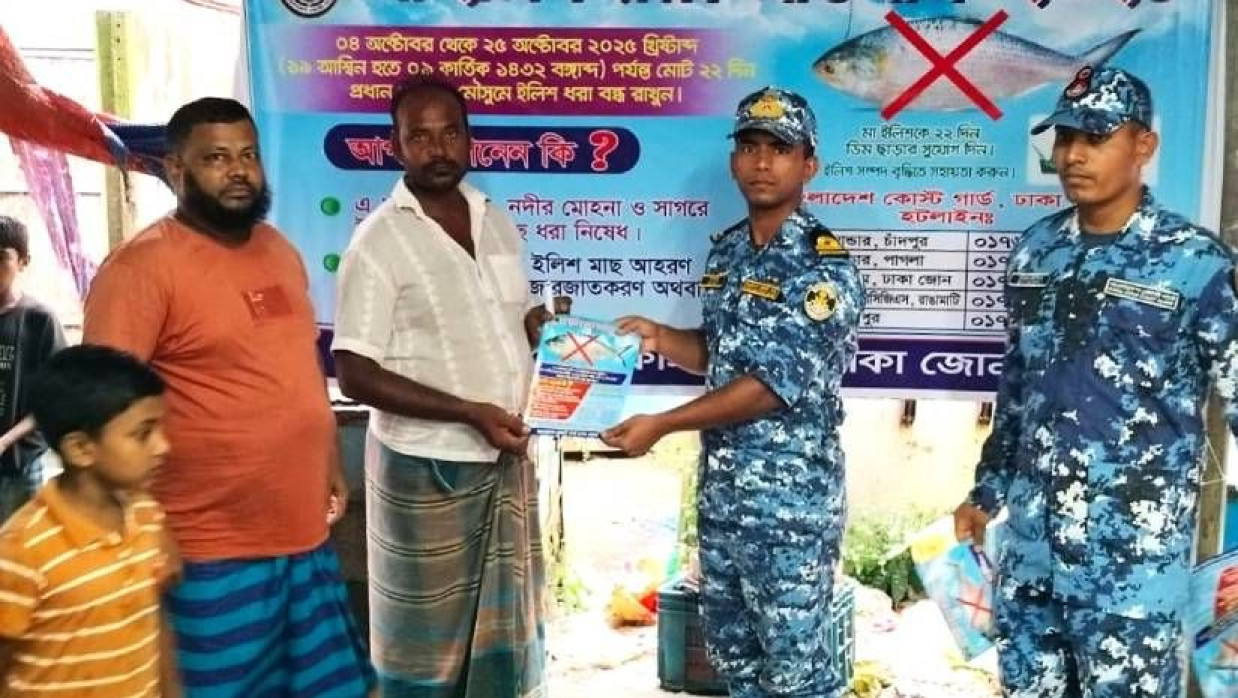 জেলেদের লিফলেট বিতরণ করছে কোস্ট গার্ড