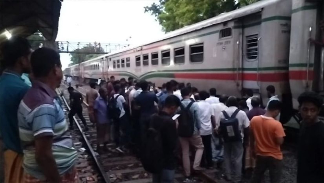 বাংলাবান্ধা এক্সপ্রেসের বগিতে আগুন