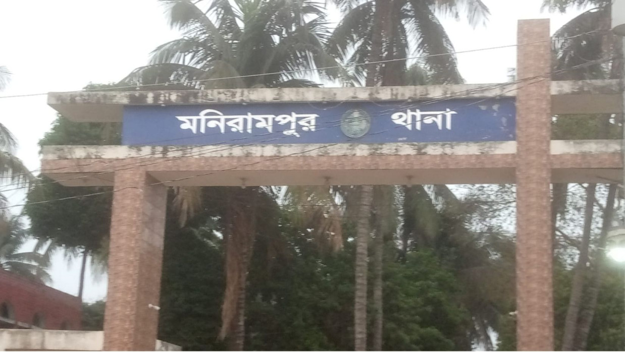 কুপ্রস্তাবে রাজি না হওয়ায় গৃহবধুকে কুপিয়ে হত্যা