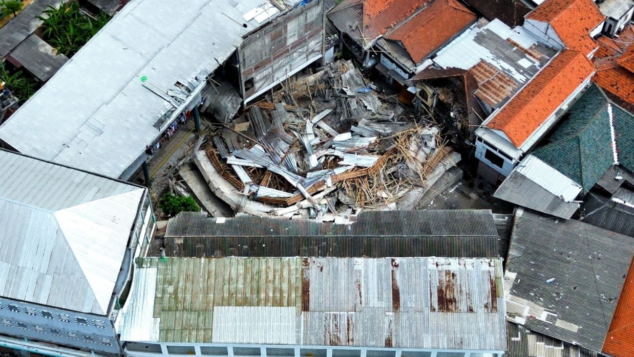 ইন্দোনেশিয়ায় ইসলামি বোর্ডিং স্কুল ধসে নিখোঁজ ৯১ শিক্ষার্থী