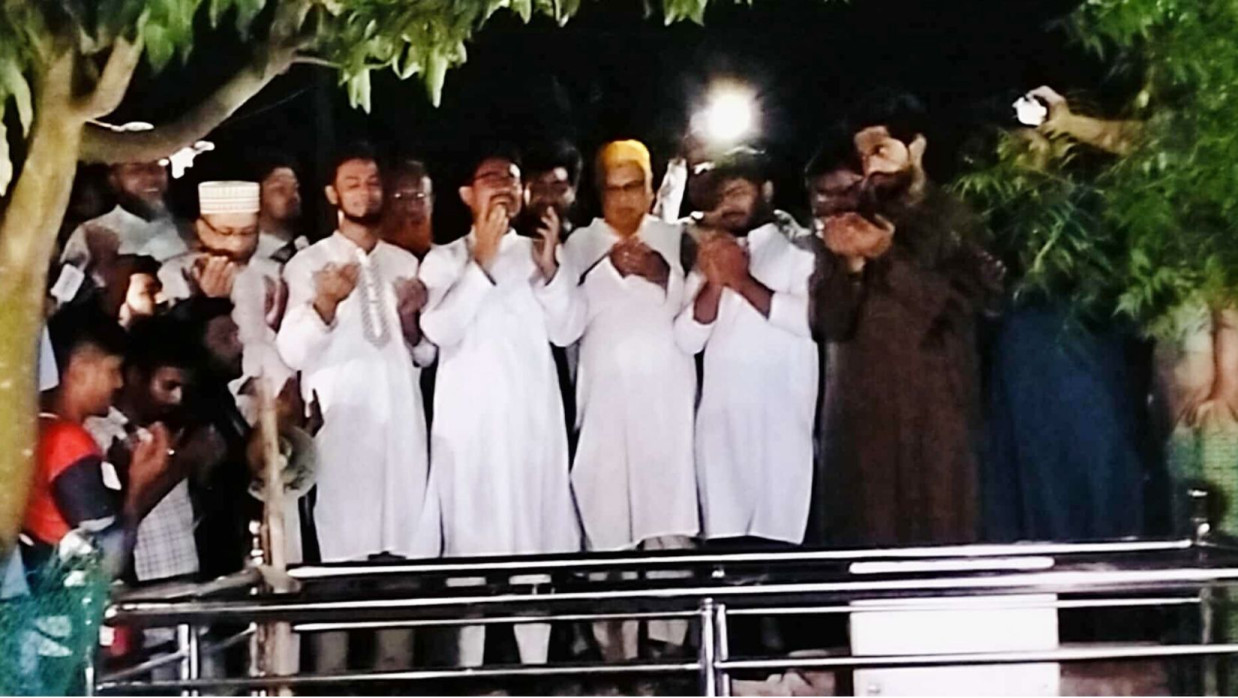 কবর জিয়ারতে গিয়ে কান্নায় ভেঙে পড়লেন ভিপি সাদিক