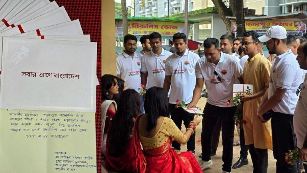 ঢাকা বিশ্ববিদ্যালয়ের জগন্নাথ হলে ঐতিহ্যবাহী পূজা মণ্ডপ পরিদর্শনকালে ছাত্রদল নেতা তারিক