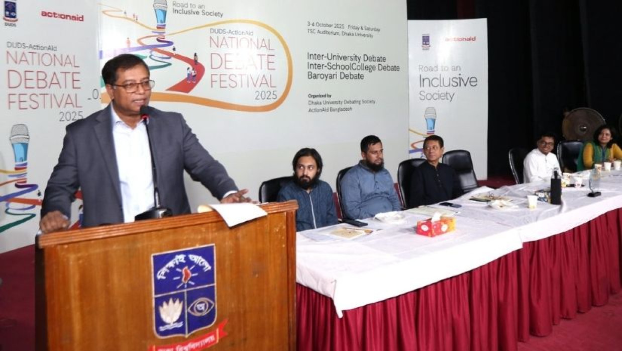 বক্তব্য রাখছেন ঢাকা বিশ্ববিদ্যালয়ের প্রো-ভাইস চ্যান্সেলর (শিক্ষা) অধ্যাপক ড. মামুন আহমেদ