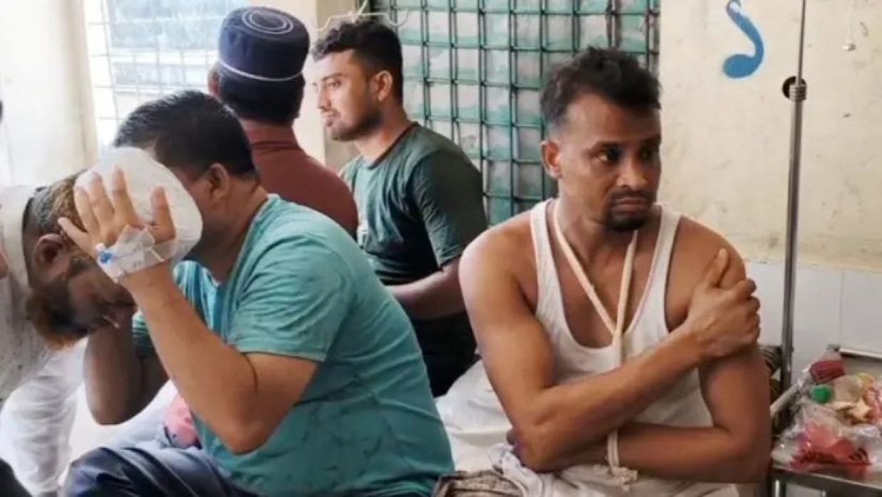 আহতদের হাসপাতালে ভর্তি করা হয়