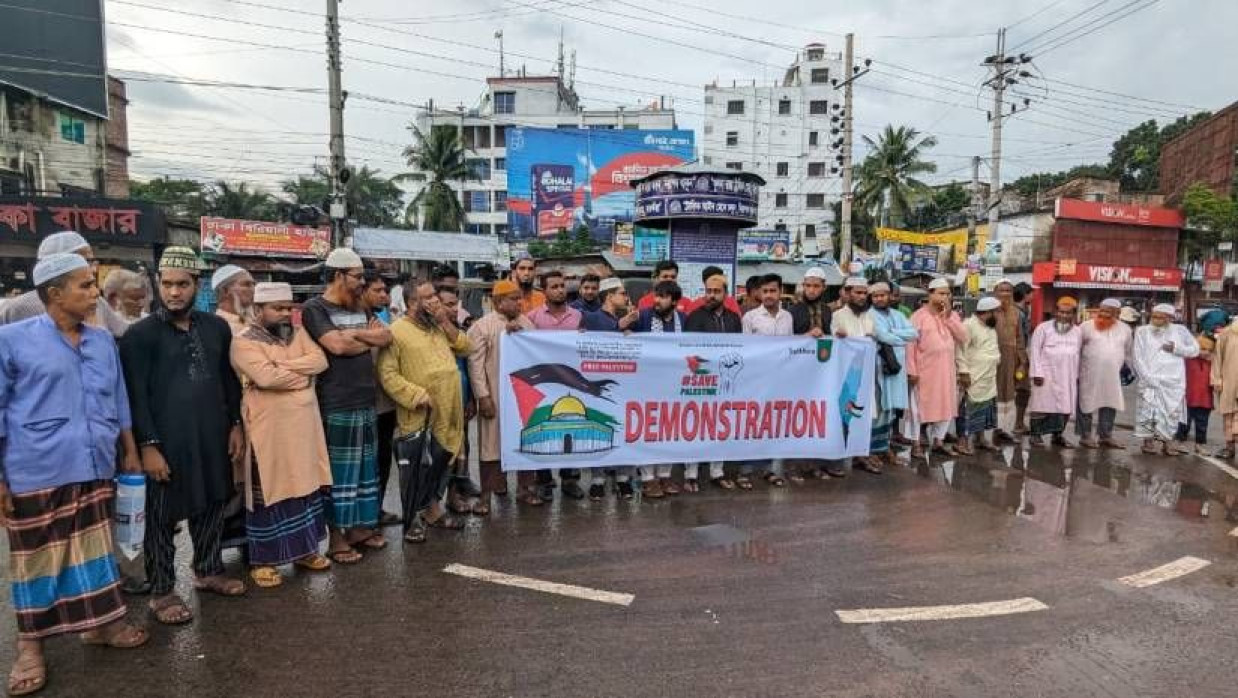 বিক্ষোভ কর্মসূচি অংশ নেন বিভিন্ন সামাজিক, রাজনৈতিক সংগঠনের নেতাকর্মী ও সাধারণ মানুষ