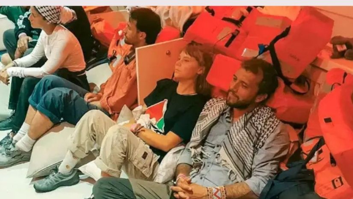 সুমুদ ফ্লোটিলার জাহাজ থেকে আটক অভিযাত্রীদের কমান্ডোরা ইসরায়েলে নিয়ে যান 