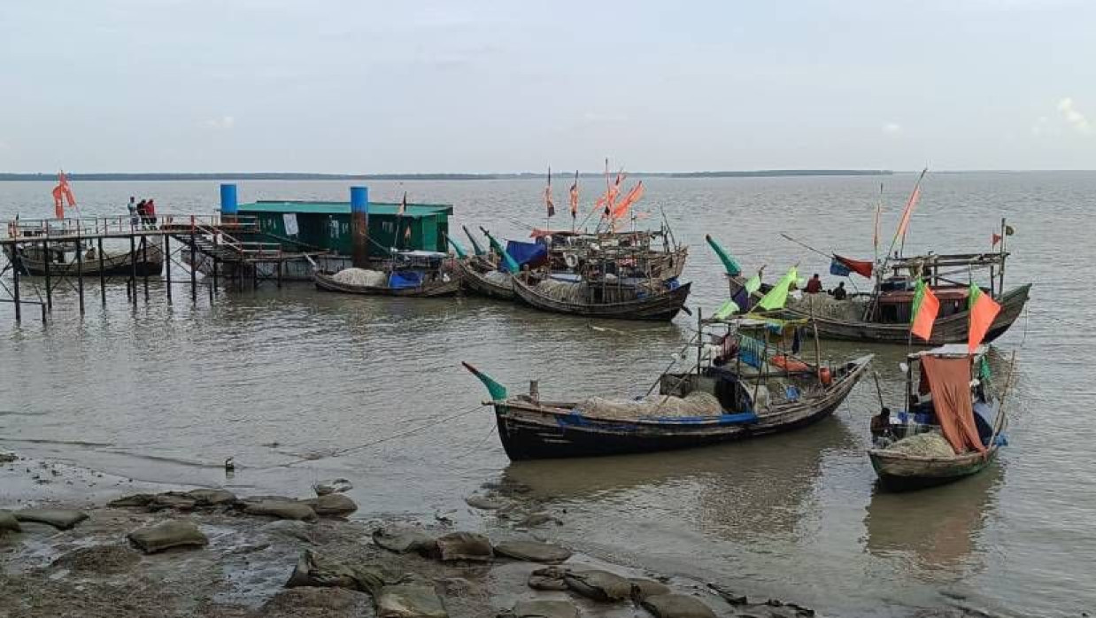 ঘাটে বাঁধা ট্রলার