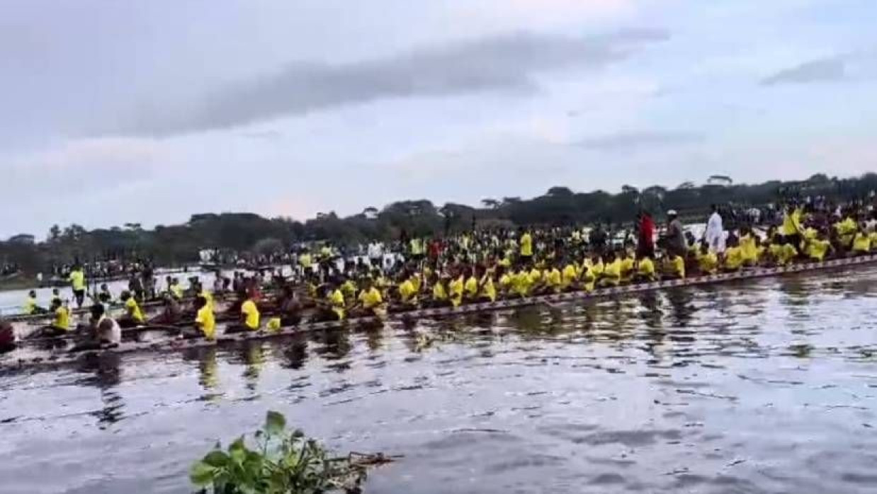 নৌকাবাইচে অংশ নেওয়া নৌকা