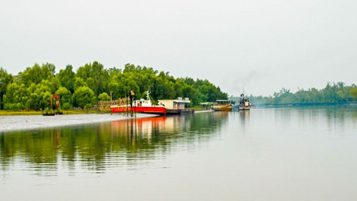 হিরণপয়েন্ট সংলগ্ন খালে জাহাজ ডুবে যায়