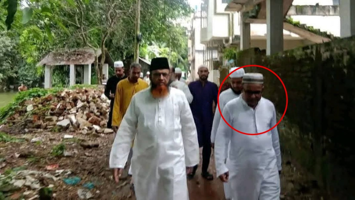 জামায়াত প্রার্থীর পাশে লাল বৃত্তের ব্যক্তিটি আ. লীগ নেতা