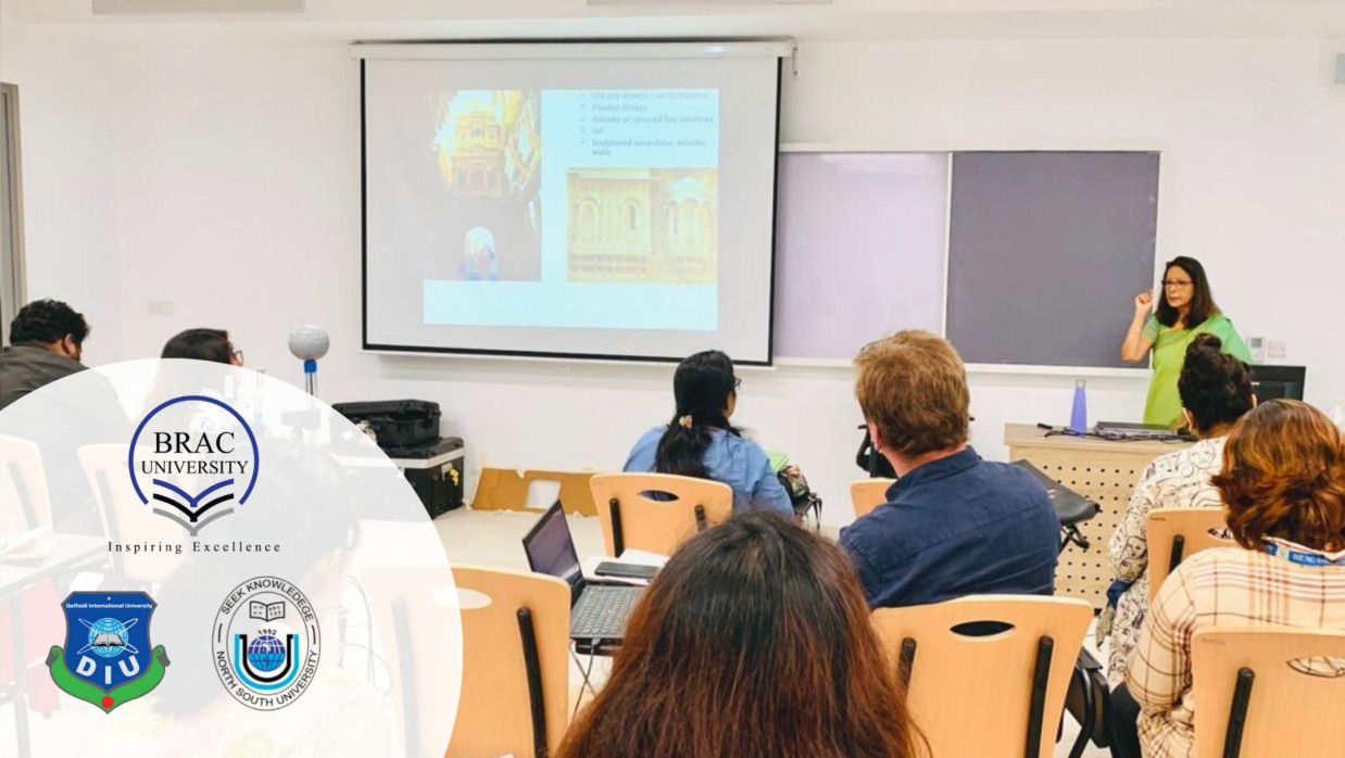 ক্লাস নিচ্ছেন শিক্ষক