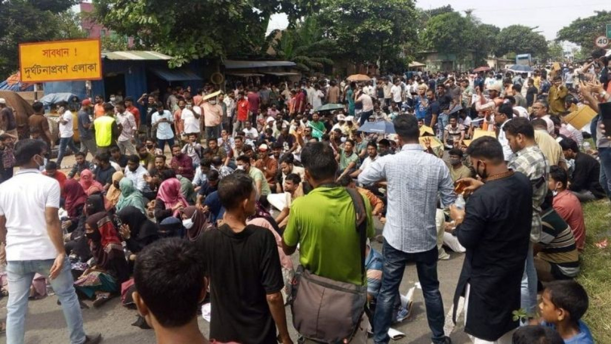 ঢাকা-চট্টগ্রাম মহাসড়কে ইসলামী ব্যাংকের চাকরিচ্যুত কর্মকর্তাদের অবরোধ