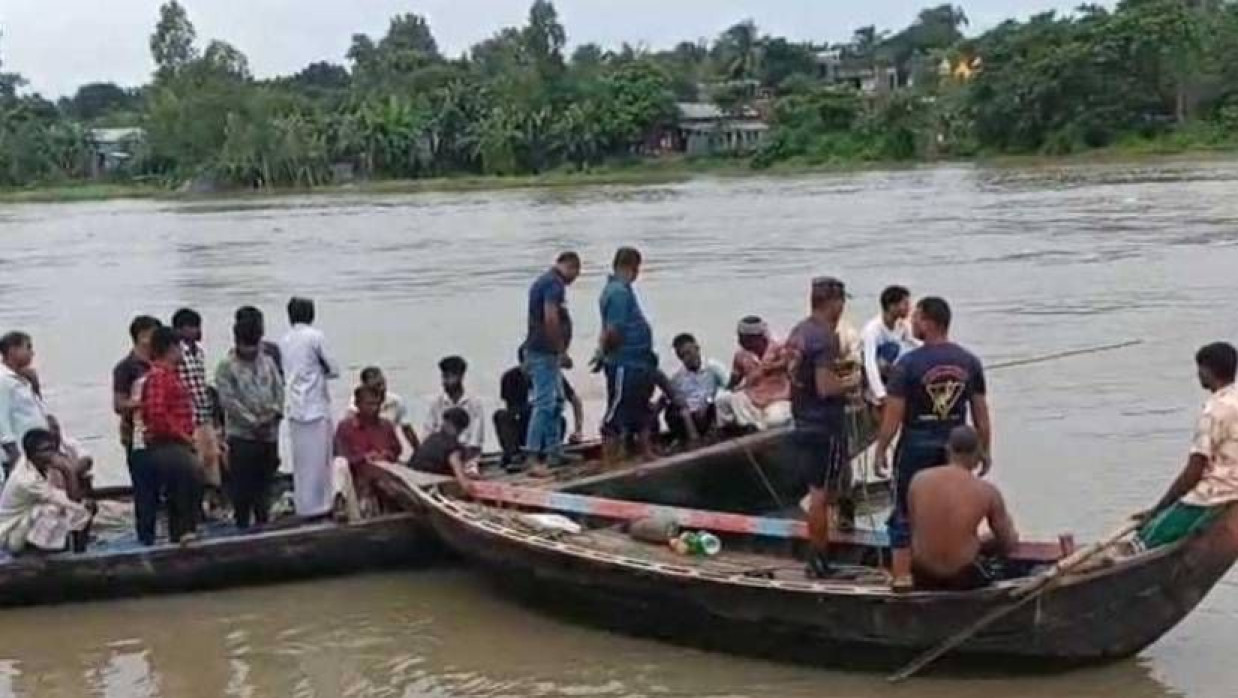 শিশুটির লাশ উদ্ধার করেন ফায়ার সার্ভিসের কর্মীরা