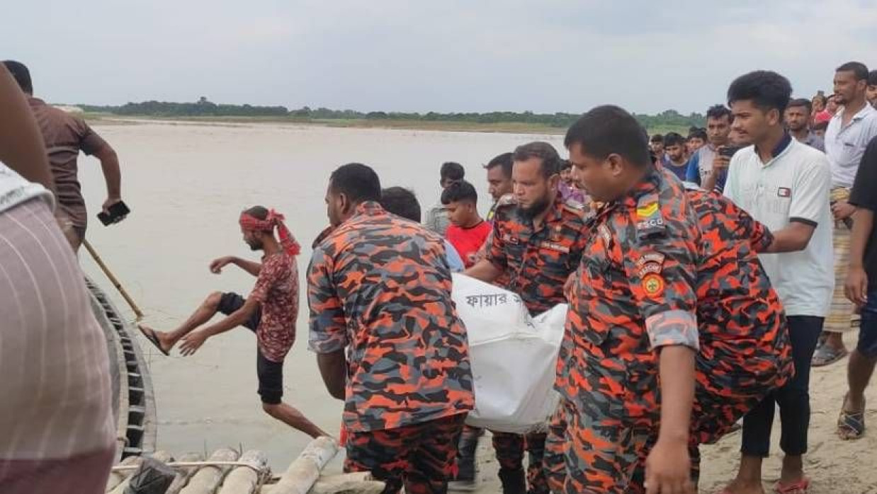 মরদেহ উদ্ধারের পর নৌকায় তোলা হচ্ছে